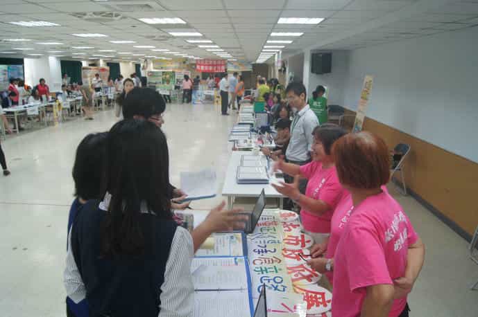 臺南市政府廉政志工配合辦理「臺南市政府106年度各目的事業主管機關推展志願服務績效評鑑」志工接受評鑑委員詢時，認真回應，並說明志工結合社區服務，有效利用資源，獲得讚許