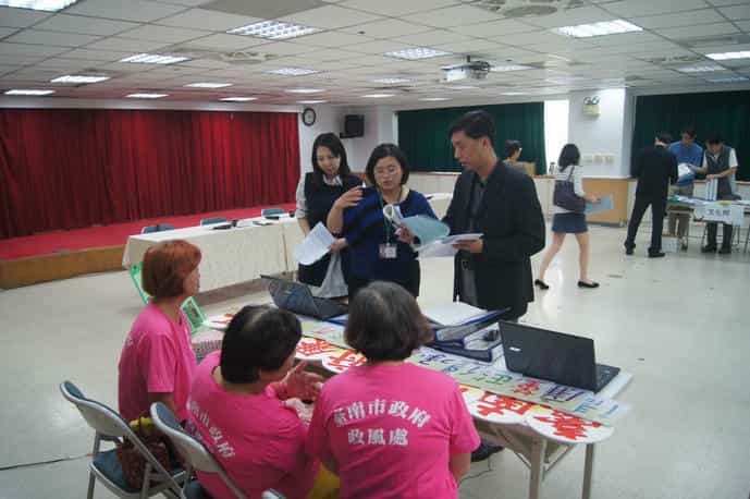 臺南市政府廉政志工配合辦理「臺南市政府106年度各目的事業主管機關推展志願服務績效評鑑」評鑑委員就本處志工的特色做詢問，本處承辦人就「路平專案」、「加水巡查」與「食品安全」做解說