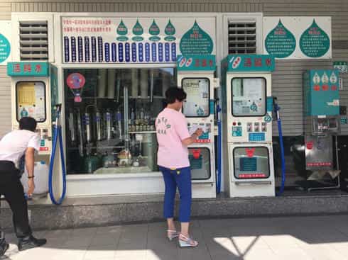 臺南市政府廉政志工106年辦理「全民督工路平專案暨加水站巡查」複查成果志工協助於住家附近進行巡查加水站並填寫問卷找出不符法令之事項