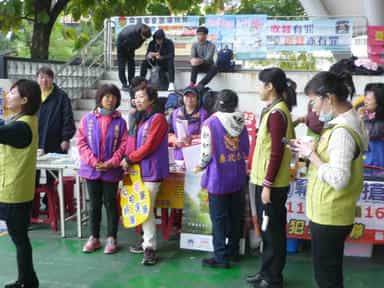 107年臺南市廉政志(義)工「寒假春風盃少年3對3籃球賽」廉政宣導一群熱情的廉政志(義)工以看版、海報、文宣、遊戲等方式深入群眾向在場的家長與青少年朋友宣導公務員廉政倫理規範、檢舉專線、不違背職務行賄罪、收賄與行賄皆有罪等