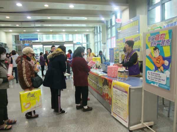 新竹市政府政風處廉政志工協助辦理「稅務局2018新竹過好年送春聯租稅宣導活動」活動照片