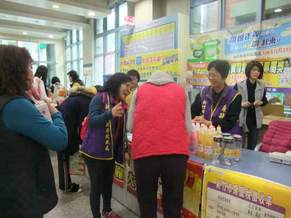 新竹市政府政風處廉政志工協助辦理「稅務局2018新竹過好年送春聯租稅宣導活動」活動照片