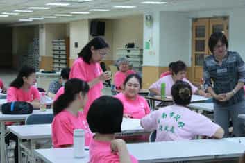 臺南市政府政風處舉辦廉政志(義)工107年專業教育訓練 ，活動圓滿結束。腦力激盪的方式，讓志工以小組討論自由創作後做發表分享