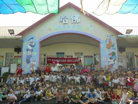 雲林縣政府政風處廉政志工說故事校園宣導 圓滿落幕與幼兒園學童合照