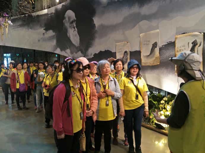 臺中市政府政風處廉政志工隊全力支援2018臺中世界花卉博覽會臺中志工程素貞擔任臺中花博馬場園區花舞館館內導覽員