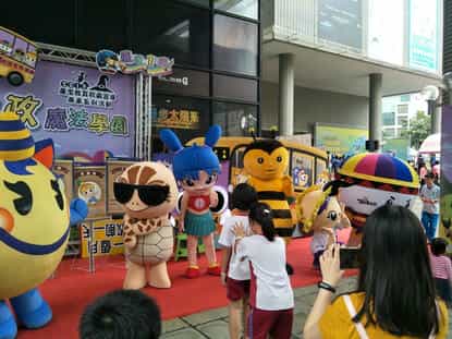 臺中市政府政風處辦理「廉政魔法學園」-廉潔教育校園宣導專車系列活動與吉祥物擊掌活動