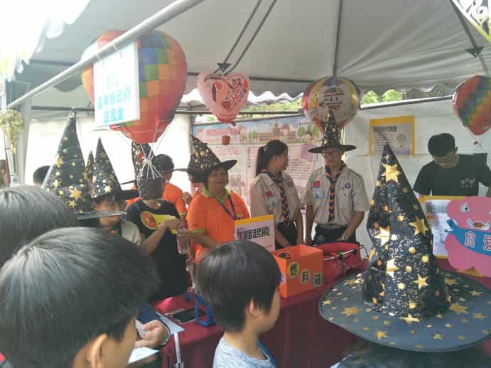 臺中市政府政風處辦理「廉政魔法學園」-廉潔教育校園宣導專車系列活動志工與小童軍支援臺東縣攤位