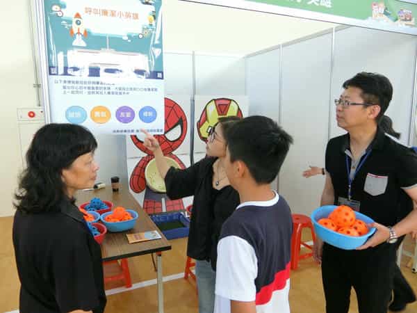 新竹市政府廉政志工協助108廉潔教育校園宣導專車系列「閱讀好品格•廉政心活力」設攤活動講解闖關遊戲規則