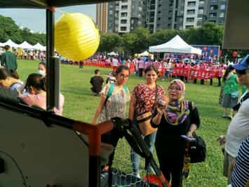 「大臺中志工日」-廉政．反賄選宣導活動外籍友人參與「法網難逃」闖關遊戲