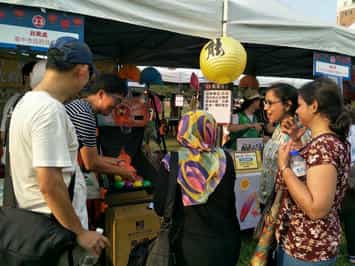 「大臺中志工日」-廉政．反賄選宣導活動外籍友人參與「法網難逃」闖關遊戲