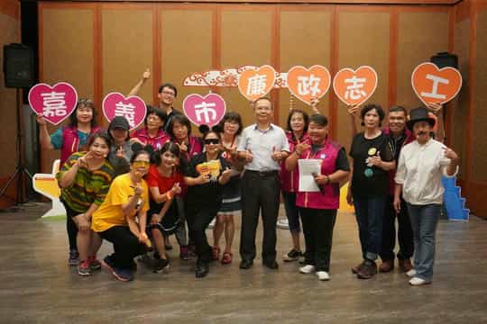 效廉欸~抵嘉！ 嘉市廉政戲劇團頒發正義聯盟榮譽勳章給家扶孩童廉政志工與政風處長合影