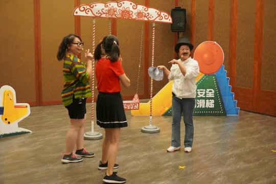 效廉欸~抵嘉！ 嘉市廉政戲劇團頒發正義聯盟榮譽勳章給家扶孩童演出劇照-黑心廠商介紹他做的黑心遊樂器材