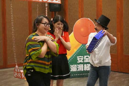 效廉欸~抵嘉！ 嘉市廉政戲劇團頒發正義聯盟榮譽勳章給家扶孩童演出劇照-黑心廠商賄賂閻小妹