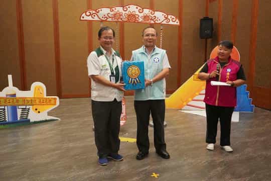 效廉欸~抵嘉！ 嘉市廉政戲劇團頒發正義聯盟榮譽勳章給家扶孩童政風葉處長頒發家扶學童禮物給家扶中心沈主任