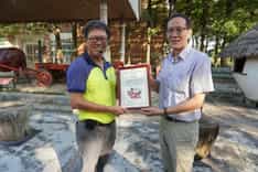 相隔4年再相聚  雲嘉廉政志工齊步走！嘉義市政府政風處頒發特製感謝狀給林內教芋部林部長。