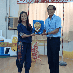 嘉市廉政志工與興仁社區的孩子們一同樂開懷!發展協會林總幹事代表領獎