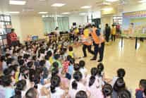 退輔會高雄榮總結合高榮臺南分院、臺南市榮服處舉辦「校園誠信廉潔教育～廉政志工說故事列車」活動臺南市榮服處蘇處長藉由魔術表演實施廉政趣味問答