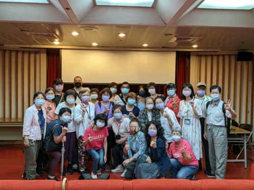 臺北市政府政風處辦理「110年度廉政志工校園深耕教育訓練」廉政志工與新北市廉政故事義工陳淑鶯合影