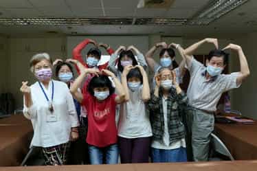 臺北市政府政風處辦理「110年度廉政志工校園深耕教育訓練」廉政志工與大安國民小學附設幼兒園賴佳盈老師合影