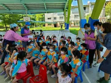 廉政志工協助宜蘭縣政府政風處廉政戲劇巡演10/5冬山國小附設幼兒園—廉政志工(著粉紅色背心者)協助廉政戲劇巡迴演出