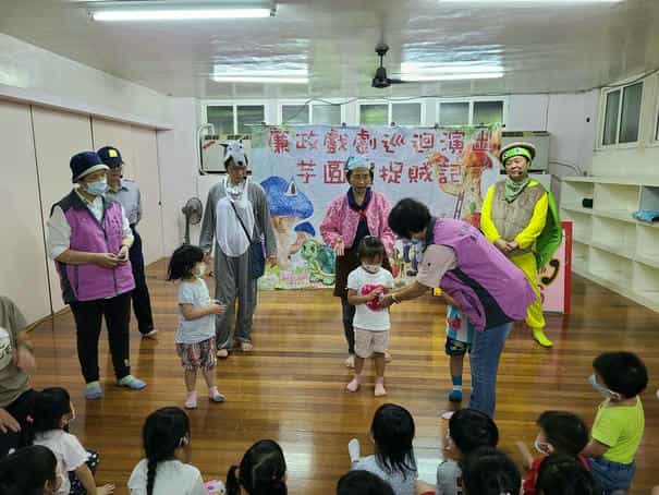 廉政志工協助宜蘭縣政府政風處廉政戲劇巡演10/12蘇澳國小附設幼兒園—廉政志工(著粉紅色背心者)協助廉政戲劇巡迴演出