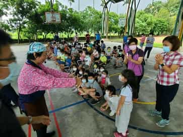 廉政志工協助宜蘭縣政府政風處廉政戲劇巡演10/14三星鄉憲明國小—廉政志工(著粉紅色背心者)協助廉政戲劇巡迴演出