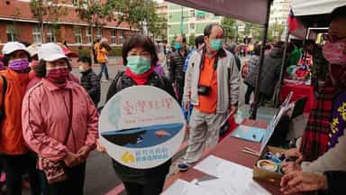 廉政鯨讚!新竹市政府政風處2022元旦反貪宣導，廉政志工寓教於樂扎根廉潔精神「廉政攤位-廉政大聲公」與民互動，深化廉潔意識。