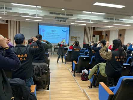 新竹縣政府政風處廉政志工隊111年度特殊訓練暨志願服務聯繫會報葉老師以暖身活動帶動現場氣氛