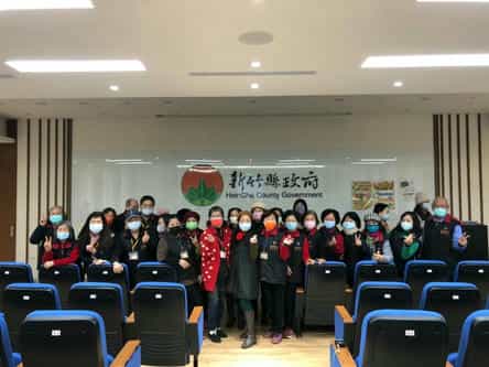 新竹縣政府政風處廉政志工隊111年度特殊訓練暨志願服務聯繫會報廉政志工與講師大合照