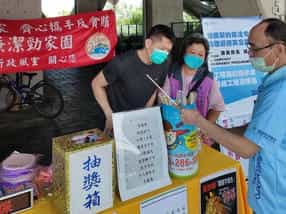 宜蘭縣政府政風處廉政志工協助辦理「心手相廉、廉繫宜蘭」-宜警111年綠色博覽會廉政及反賄選宣導廉政志工以有獎徵答方式宣導反貪倡廉及反賄選