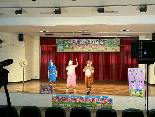 廉政志工排演「新龜兔賽跑」廉政戲劇之心路歷程111年4月26日假草屯鎮公所5樓大禮堂，拍攝廉政戲劇「新龜兔賽跑」宣導影片現場花絮2