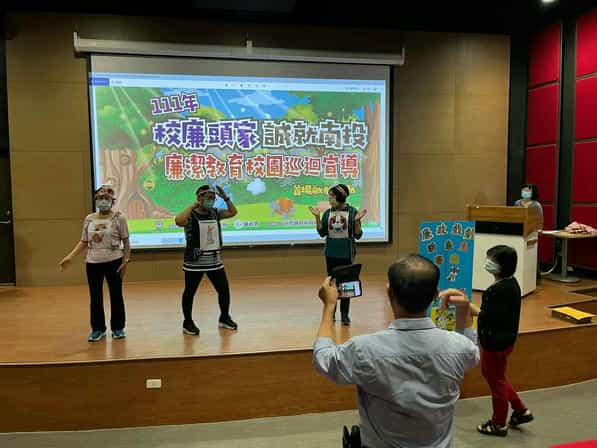 廉政志工排演「新龜兔賽跑」廉政戲劇之心路歷程本府小隊廉政志工假文化局圖書館7樓電影放映廳進行廉政戲劇排演3