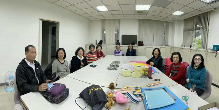 廉政志工排演「新龜兔賽跑」廉政戲劇之心路歷程廉政志工「道具場佈組」於本處小會議室製作「新龜兔賽跑」廉政戲劇之道具1