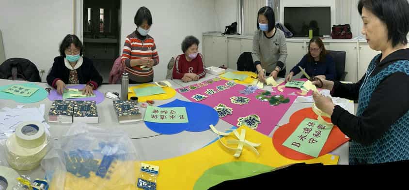 廉政志工排演「新龜兔賽跑」廉政戲劇之心路歷程廉政志工「道具場佈組」於本處小會議室製作「新龜兔賽跑」廉政戲劇之道具4