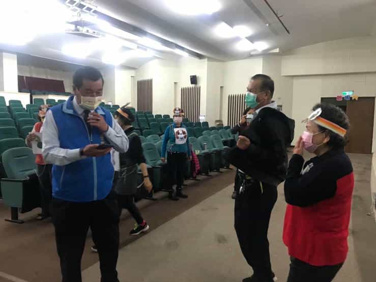 廉政志工排演「新龜兔賽跑」廉政戲劇之心路歷程111年3月28日草屯小隊於戲劇排演過程中，草屯鎮長簡景賢到現場給廉政志工們加油打氣。