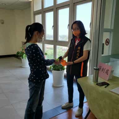 雲林縣政府政風處廉政志工協助麥寮鄉公所辦理廉能、行政透明宣導課程廉政志工協助參訓人員酒精消毒