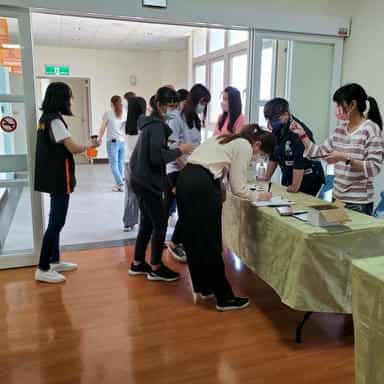 雲林縣政府政風處廉政志工協助麥寮鄉公所辦理廉能、行政透明宣導課程廉政志工協助參訓人員酒精消毒