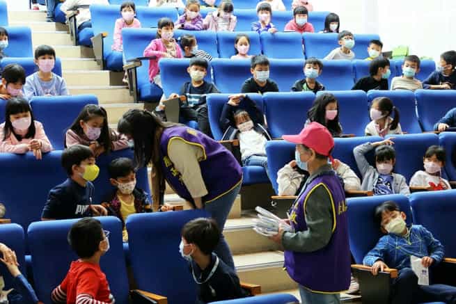 臺北市政府政風處廣納大專院校廉政實習生與廉政志工一同辦理111年度廉潔教育宣導活動廉政志工與「康寧國小」學童進行有獎徵答。