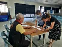 新竹縣政府政風處廉政志工協助辦理橫山鄉公所「資訊管理與財務安全」宣導活動廉政志工協助簽到