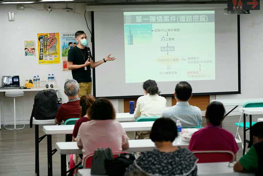 臺北市政府廉政志工隊專業訓練暨111年度優良長青志願服務松青獎表揚活動「道路挖掘暨臨時性路面修復實務介紹」課程