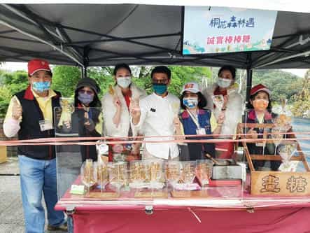 新竹縣政府政風處廉政志工協助辦理客家桐花季攤位反賄選宣導誠實棒棒糖宣導反賄選攤位