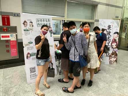 臺北市政府廉政志工辦理111年度志工驛站宣導勤務民眾與廉政志工熱情互動