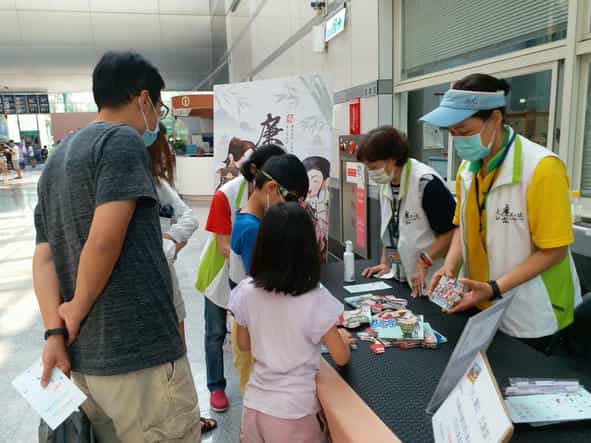 臺北市政府廉政志工辦理111年度志工驛站宣導勤務以廉政拼圖遊戲強化小朋友反貪意識