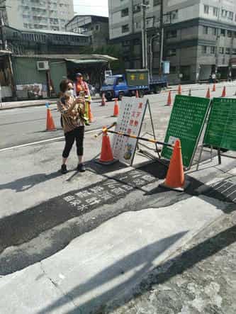 臺北市政府廉政志工協助辦理111年度全民督工勤務廉政志工進行臨時性修復路面巡查<br />
