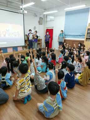 臺北市政府廉政志工協助辦理111年下半年廉潔教育宣導活動廉政志工與中山附幼學生熱烈互動