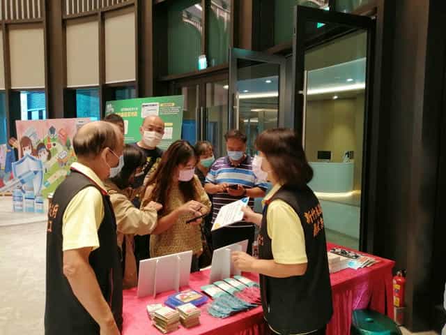 新竹縣政府政風處辦理111年度「廉能透明成果展」新竹縣廉政志工積極向民眾宣導誠信價值與觀念，期將「廉」、「能」意識深植民眾心中