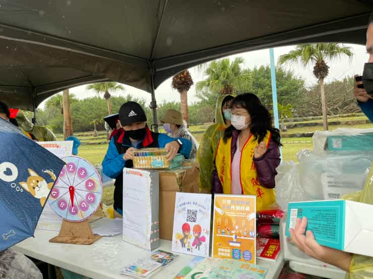 花縣府政風處．2023愛戀花蓮元旦健走反貪宣導兔躍新程迎好運花蓮縣政府政風處設計系列廉政宣導活動，由廉政志工協助設攤並服務民眾。