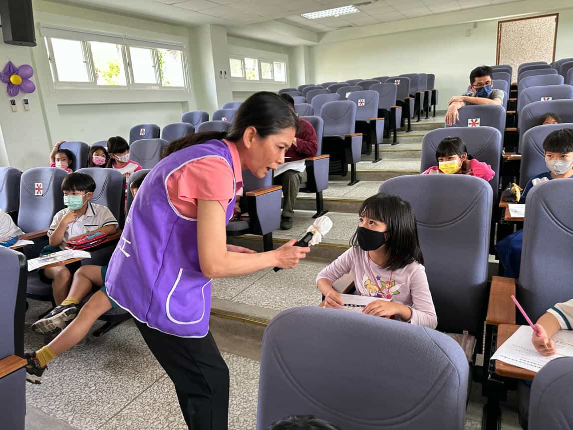 廉潔教育向下扎根，廉政志工隊前進校園說廉潔教育故事廉政志工與臺東縣臺東市復興國民小學學生合照