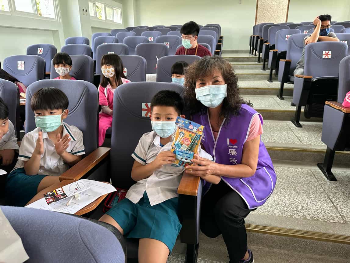 廉潔教育向下扎根，廉政志工隊前進校園說廉潔教育故事廉政志工與臺東縣臺東市復興國民小學學生合照