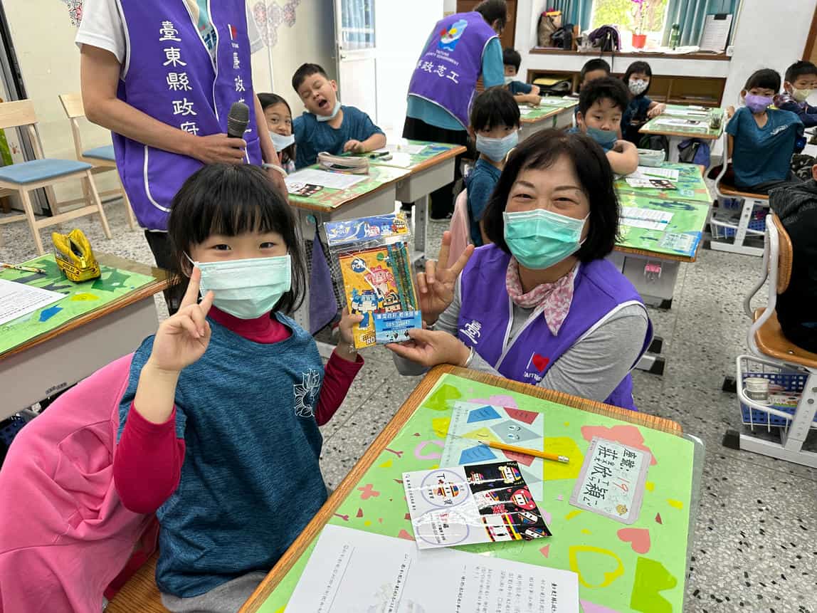 廉潔教育向下扎根，廉政志工隊前進校園說廉潔教育故事廉政志工與國立臺東大學附設實驗國民小學1年5班學生合照